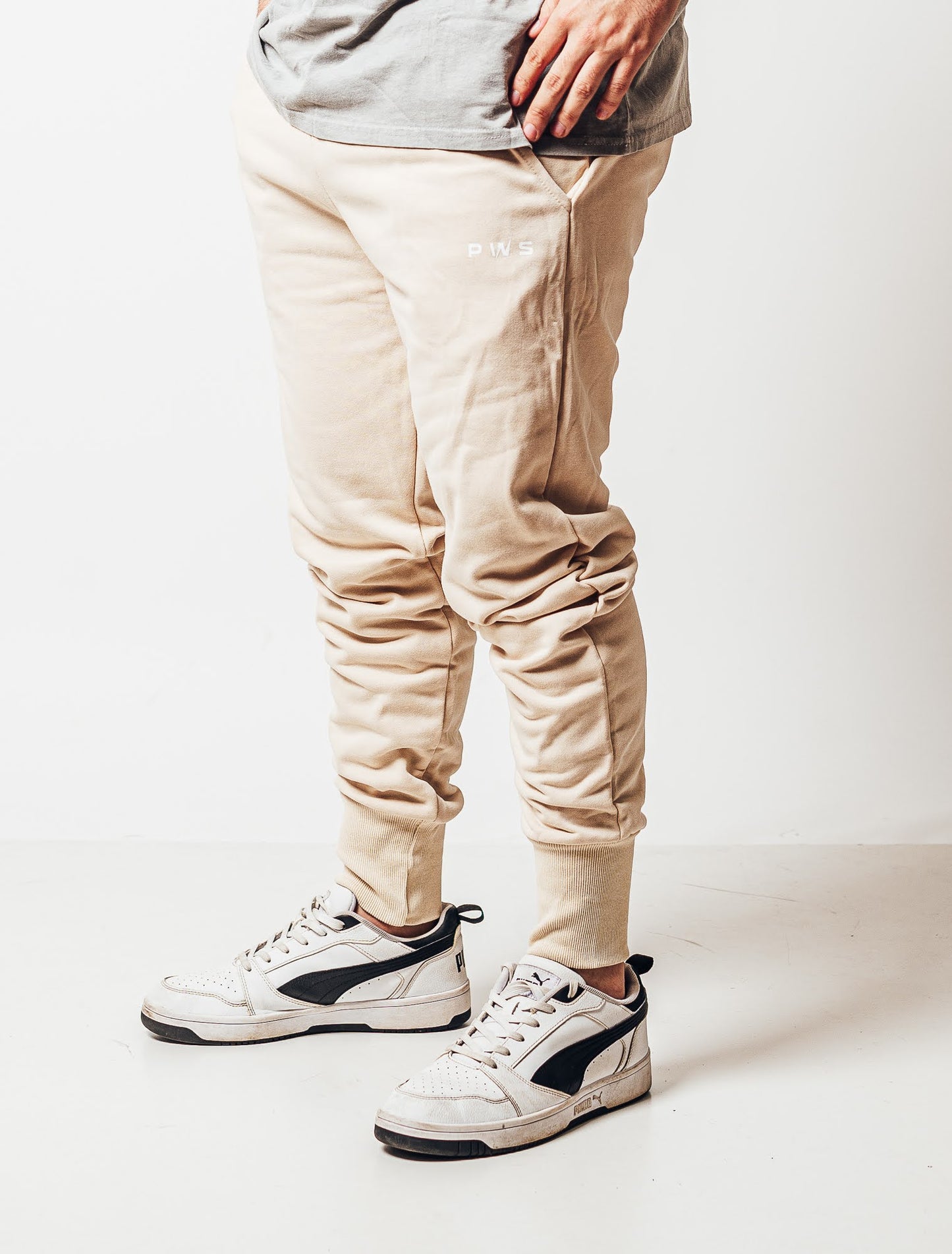 PANTALON DE BUZO POWER CALF JOGGER KHAKI